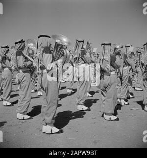 Moyen-Orient 1950-1955 : Jordanie - Amman Section cuivre dans le corps musical de la Garde royale d'honneur à une parade Date : 1950 lieu : Amman, Jordanie mots clés : laiton, militaire, corps musical, parades Banque D'Images