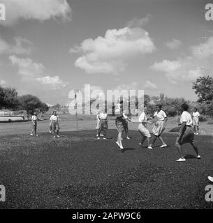 Voyage au Suriname et aux Antilles néerlandaises Korfbal à Saint Jozef avec l'école sœur des sœurs de Schijndel à Santa Rosa à Curaçao Date: 1947 lieu: Curaçao mots clés: Monastères, korfball, élèves Banque D'Images