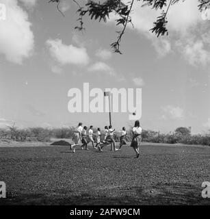 Voyage au Suriname et aux Antilles néerlandaises Korfbal à Saint Jozef avec l'école sœur des sœurs de Schijndel à Santa Rosa à Curaçao Date: 1947 lieu: Curaçao mots clés: Monastères, korfball, élèves Banque D'Images