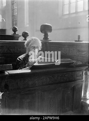 Reportage Noord-Holland Kostersvrouw avec Bible dans le banc d'église de la Grote Kerk à Edam Date: 1 janvier 1932 lieu: Edam, Noord-Holland mots clés: Architecture, intérieur, bâtiments d'église, femmes Banque D'Images