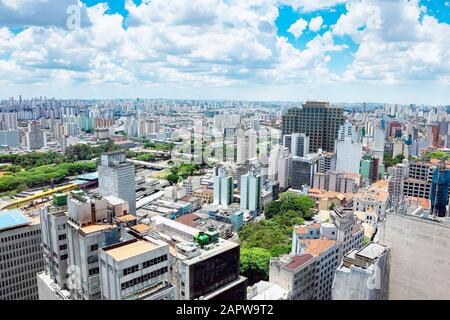 Vue aérienne de la région centrale et du centre historique de la ville de Sao Paulo SP Brésil pendant la journée. Vue sur une grande ville sud-américaine. Banque D'Images