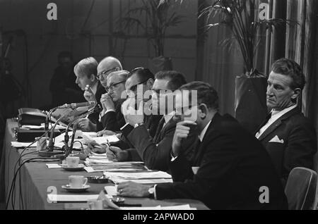 Kvp Party Council À Arnhem, Table Du Conseil Date : 9 Décembre 1967 Lieu : Arnhem Mots Clés : Tables Du Conseil, Conseils Du Parti Banque D'Images