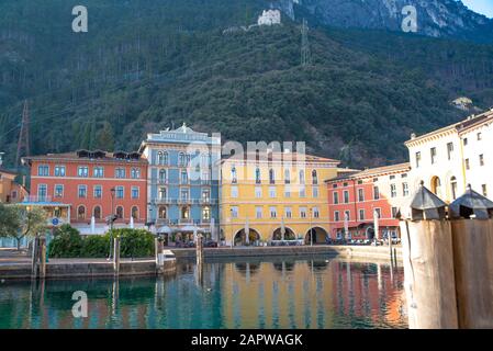 Riva del Garda, une jolie ville de vacances sur les rives du lac de Garde. Italie Banque D'Images