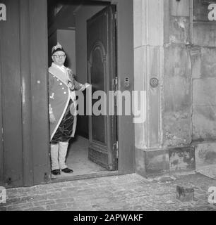 55ème anniversaire du roi Frederick IX Lakei à la porte du Palais Brockdorff Date : 11 mars 1954 lieu : Danemark, Copenhague mots clés : portes, coiffures, laquais, palais, uniformes Banque D'Images