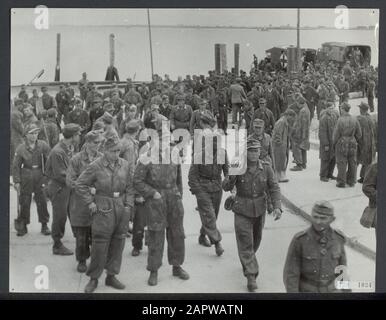 Mines terrestres alésant près de Hoek van Holland. Après le travail, les prisonniers de guerre allemands retournent à leur caserne Date: Août 1945 lieu: Hoek van Holland mots clés: Prisonniers de guerre, seconde Guerre mondiale, reconstruction Banque D'Images