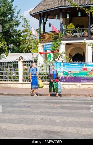 Trafic matinal à l'intersection de Kitsalat Road et Chaofa Num Road, Luang Prabang, Laos. Banque D'Images