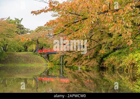 Vue du matin sur la lune entourant le château de Hirosaki à Hirosaki, Japon Banque D'Images