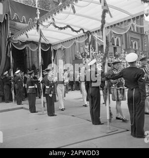 Abdication de la reine Wilhelmina/Inauguration de la reine Juliana lundi matin (numéro de commande 25-39). La procession royale quitte la Nouvelle Église. Les rois d'armes reviennent sous la pergola au palais Date: 6 septembre 1948 lieu: Amsterdam, Noord-Holland mots clés: Hérauts, inaugurations, maison royale, rois d'armes Banque D'Images