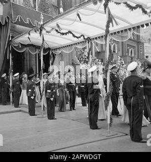 Abdication de la reine Wilhelmina/Inauguration de la reine Juliana lundi matin (numéro de commande 34-39). Les invités du régal étranger quittent le Nieuwe Kerk et reviennent sous la pergola au palais. Le prince héritier Gustav Adolf et la princesse Louise de Suède; la princesse Margaret de Grande-Bretagne et le prince héritier droit Olav de Norvège Date : 6 septembre 1948 lieu : Amsterdam, Noord-Hollande mots clés : invités, inaugurations, maison royale, princes, princesses Nom personnel : Gustav Adolf, Prince De Suède, Louise, Princesse De Suède, Margaret, Princesse De Grande-Bretagne, Olav, Prince De Norvège Banque D'Images