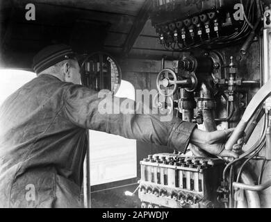 Reportage Nederlandse Spoorwegen Ingénieur dans la cabine d'une locomotive à vapeur Date : 1932 lieu : Amsterdam, Noord-Holland mots clés : conducteurs de train, chemins de fer, locomotives à vapeur Banque D'Images