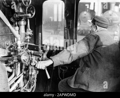 Reportage Nederlandse Spoorwegen Ingénieur dans la cabine d'une locomotive à vapeur Date: 1932 lieu: Amsterdam, Noord-Holland mots clés: Machines, opérateurs, chemins de fer, locomotives à vapeur : Poll, Willem van de, Banque D'Images