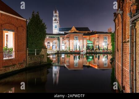 Ancien hôpital 'Sint-Janshospitaal' à Bruges (Belgique) en face de la cathédrale Saint-Salvator Banque D'Images