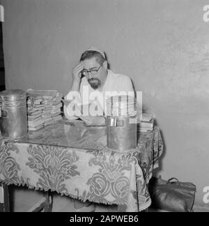 Israël 1964-1965: Jérusalem (Jérusalem), églises et monastères l'homme lit des livres, vraisemblablement le gardien/l'hôte de l'annotation de la tombe de David: La dernière salle de la Cène et la tombe de David sont situés dans le même bâtiment Date: 1964 lieu: Israël, Jérusalem, Mont Sion mots clés: Livres, religion juive, gens, écriture Banque D'Images