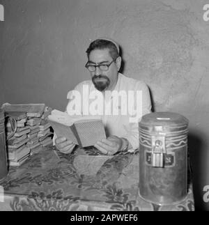 Israël 1964-1965: Jérusalem (Jérusalem), églises et monastères l'homme lit des livres, vraisemblablement le gardien/l'hôte de l'annotation de la tombe de David: La dernière salle de la Cène et la tombe de David sont situés dans le même bâtiment Date: 1964 lieu: Israël, Jérusalem, Mont Sion mots clés: Livres, religion juive, gens, écriture Banque D'Images