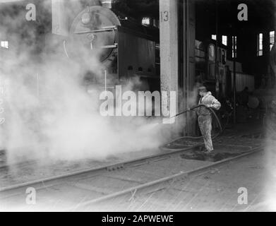 Reportage Nederlandse Spoorwegen Man Pulvérisse une locomotive à vapeur propre Date: 1932 lieu: Amsterdam, Noord-Holland mots clés: Chemins de fer, locomotives à vapeur Banque D'Images