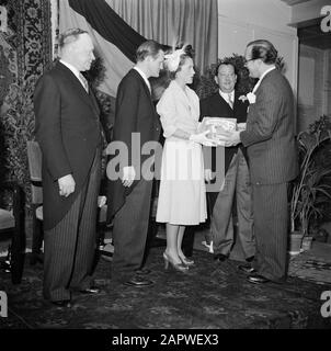 50 ans fabrique de cigares Karel i Eindhoven Man Hands cadeau à la femme, 2ème et 4ème des directeurs d'usine de gauche Jan et Albert van Abbe Date: 1 janvier 1950 lieu: Eindhoven mots clés: Directeurs, usines, vêtements de fête, cadeaux, industrie du tabac Nom personnel: Abbe, Albert van, Abbe, Jan van Banque D'Images