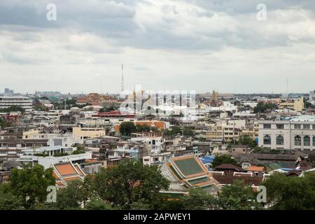 Le paysage urbain de Bangkok, vu de Wat Saket pendant une journée nuageux Banque D'Images