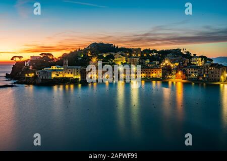 Coucher de soleil sur la Baia del Silenzio dans le village de pêcheurs de Sestri Levante, sur la Riviera italienne Banque D'Images