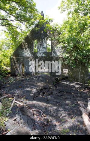 Ruines de temple religieux consommé par l'éruption volcanique, Savai'i Banque D'Images