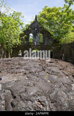 Ruines de temple religieux consommé par l'éruption volcanique, Savai'i Banque D'Images