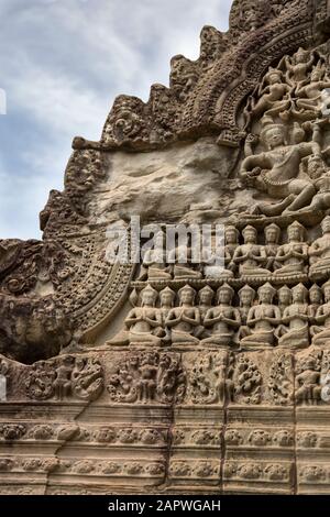 Vieilles sculptures faites sur le mur de roche à Angkor Wat, Siem Reap Banque D'Images