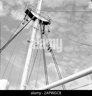 Antilles néerlandaises et Suriname au moment de la visite royale de la Reine Juliana et du Prince Bernhard en 1955 Mât des ms. Nestor sur le chemin du Suriname Date : 1 octobre 1955 mots clés : navires Banque D'Images