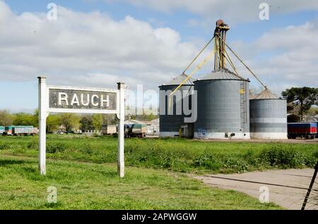 Signez avec le nom du village et des silos ruraux, à la gare, à Rauch, Buenos Aires, Argentine Banque D'Images