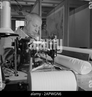 Reportage Éditeur Wolters, Groningue linge de couture employé pour cartes Date: Août 1965 lieu: Groningue (ville) mots clés: Impression, cartes, machines à coudre, maisons d'édition Nom institutionnel: J B. Wolters Banque D'Images