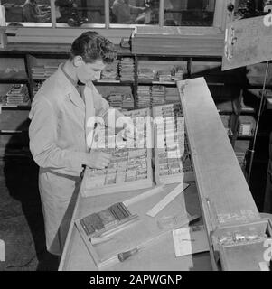 Reportage Éditeur Wolters, Groningue employé en de compositeur Date: Août 1965 lieu: Groningue (ville) mots clés: Impression, Édition Nom de l'institution: J B. Wolters Banque D'Images