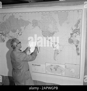 Reportage Éditeur Wolters, Groningue employé dans l'entrepôt de cartes où les cartes sont collées sur lin Date: Août 1965 lieu: Groningue (ville) mots clés: Impression, cartes de pays, maisons d'édition Nom institutionnel: J B. Wolters Banque D'Images