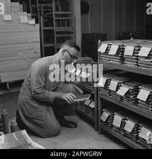 Reportage Éditeur Wolters, Groningue employé dans le stock de produits imprimés Date: Août 1965 lieu: Groningue (ville) mots clés: Impression, entrepôts, éditeurs Nom de l'institution: J B. Wolters Banque D'Images