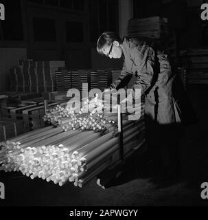 Reportage Éditeur Wolters, Groningue employé dans l'entrepôt avec les cartes laminées sur des bâtons Date: Août 1965 lieu: Groningue (ville) mots clés: Impression, cartes, lieux de stockage, maisons d'édition Nom institutionnel: J B. Wolters Banque D'Images