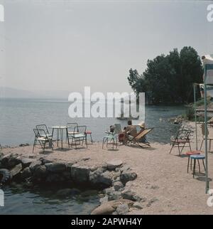 Lac Tiberias. Récréateurs au-dessus du lac. Sur les tables, chaises et tabourets de wallekant Date: 1964 lieu: Galilée, Israël, Lac Tiberias mots clés: Lacs, banques, chaises, tables, loisirs Banque D'Images