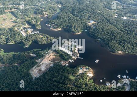 Belle vue aérienne sur la forêt tropicale inondée et la rivière dans l'Amazonie près de Manaus, Amazonas, Brésil Banque D'Images