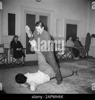 Acrobat School Carletti à Montmartre, Paris Master Carletti participe à un exercice Date: Non daté lieu: France, Paris mots clés: Acrobatie, gymnase, intérieur, étudiants, écoles Nom personnel: Carletti, Hillios Banque D'Images