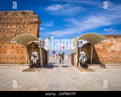 Rabat, MAROC - juin 04, 2018: Garde royale à l'entrée du mausolée Mohammed V (Mohamed Ben Yusef) et Hassan II Le mausolée contient des tombes de Kin Banque D'Images