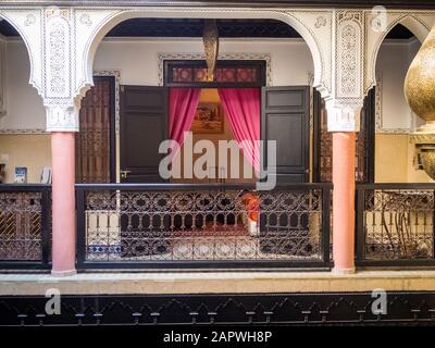 Marrakech, MOZAMBIQUE - juin 03, 2018: Maison de riad traditionnelle vue cour intérieure Banque D'Images