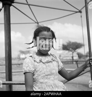 Voyage au Suriname et aux Antilles néerlandaises Girl dans le monastère Saint Jozef avec l'école sœur des sœurs de Schijndel à Santa Rosa sur Curaçao Date: 1947 lieu: Curaçao mots clés: Monastères, élèves Banque D'Images