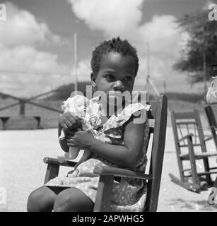 Voyage au Suriname et aux Antilles néerlandaises Fille avec poupée au monastère Saint Jozef avec école sœur des soeurs de Schijndel à Santa Rosa sur Curaçao Date: 1947 lieu: Curaçao mots clés: Monastères, élèves, poupées Banque D'Images