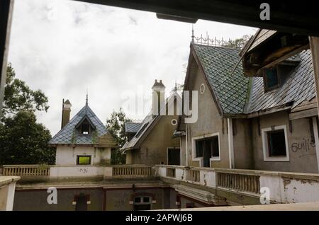 Egaña, Buenos Aires / Argentine ; 21 septembre 2014 : vue par une fenêtre dans un manoir abandonné, le château de San Francisco ou le château d'Egaña Banque D'Images