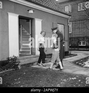 Jour dans la vie de la famille Svendsen M. Svendsen sur le chemin du jardin avec sa femme et ses enfants Date: Mars 1954 lieu: Danemark mots clés: Salutations, vie quotidienne, filles, familles, enfants, mères, parents, jardins, pères, logements, fils Nom personnel: Svendsen, Banque D'Images