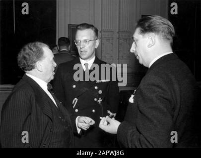 Chef d'orchestre du Concertgebouw Orchestra Willem Mengelberg (l) (1871-1951) en conversation avec le Haut Seyss-Inquart nazi et le Professeur Jäger. Amsterdam, [1942] . Le chef d'orchestre Willem Mengelberg (à gauche) parle au Reichskommissar Arthur Seyss-Inquart et au professeur Jäger. Concertgebouw Amsterdam [1942].; Banque D'Images