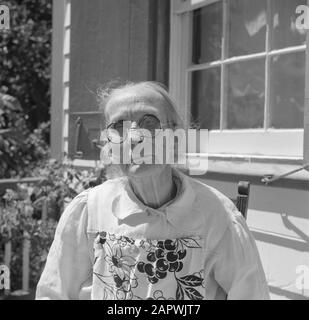 Voyage au Suriname et aux Antilles néerlandaises Mme Eleanor Hassell, 80 ans, dans le village Windwardside sur Saba Date: 1947 lieu: Antilles néerlandaises, Saba mots clés: Femmes Nom personnel: Hassell, Eleanor Banque D'Images