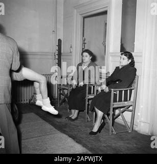 Acrobat School Carletti à Montmartre, Paris Mme Carletti (à gauche) regarde l'exercice d'un étudiant Date: Non daté lieu: France, Paris mots clés: Acrobatie, artistes, gymnastique , intérieur, élèves, public, écoles Banque D'Images