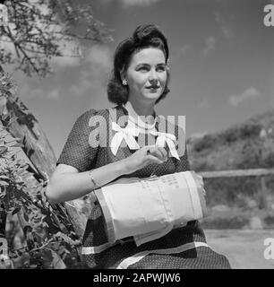 Voyage au Suriname et aux Antilles néerlandaises Mme Johnson, enseignante à la nunnenschool Au Fond de Saba, broderie Date: 1947 lieu: Antilles néerlandaises, Saba mots clés: Broderie, enseignants, portraits, femmes Banque D'Images