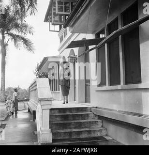 Voyage au Suriname et aux Antilles néerlandaises Mme JO de Greve pour 'Casa Blanca' à Moengo Annotation: R.J. de Greve a été directeur de la Société de Bauxite du Suriname à Moengo Date: 1947 lieu: Moengo, Suriname mots clés: Femmes, maisons Nom personnel: Greve, JO de Banque D'Images