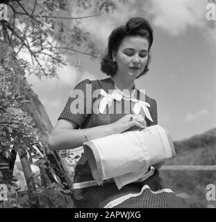 Voyage au Suriname et aux Antilles néerlandaises Mme Johnson, enseignante à la nunnenschool Au Fond de Saba, broderie Date: 1947 lieu: Antilles néerlandaises, Saba mots clés: Broderie, enseignants, portraits, femmes Banque D'Images