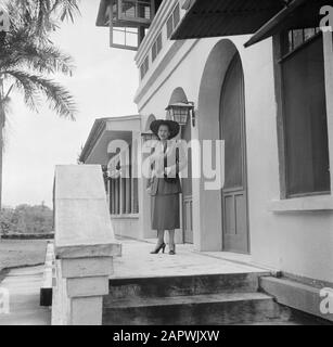 Voyage au Suriname et aux Antilles néerlandaises Mme JO de Greve pour 'Casa Blanca' à Moengo Annotation: R.J. de Greve a été directeur de la Société de Bauxite du Suriname à Moengo Date: 1947 lieu: Moengo, Suriname mots clés: Femmes, maisons Nom personnel: Greve, JO de Banque D'Images