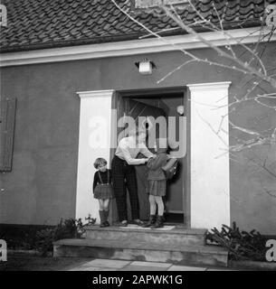 Jour dans la vie de la famille Svendsen Mme Svendsen avec ses filles sur le trottoir à la porte d'entrée Date: Mars 1954 lieu: Danemark mots clés: Vie quotidienne, filles, familles, enfants, mères, parents, maison, maisons Nom personnel: Svendsen, Banque D'Images