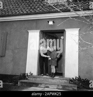 Jour dans la vie de la famille Svendsen Mme Svendsen avec sa fille aînée sur le trottoir à la porte d'entrée Date: Mars 1954 lieu: Danemark mots clés: Vie quotidienne, filles, familles, enfants, mères, parents, maisons Nom personnel: Svendsen, Banque D'Images